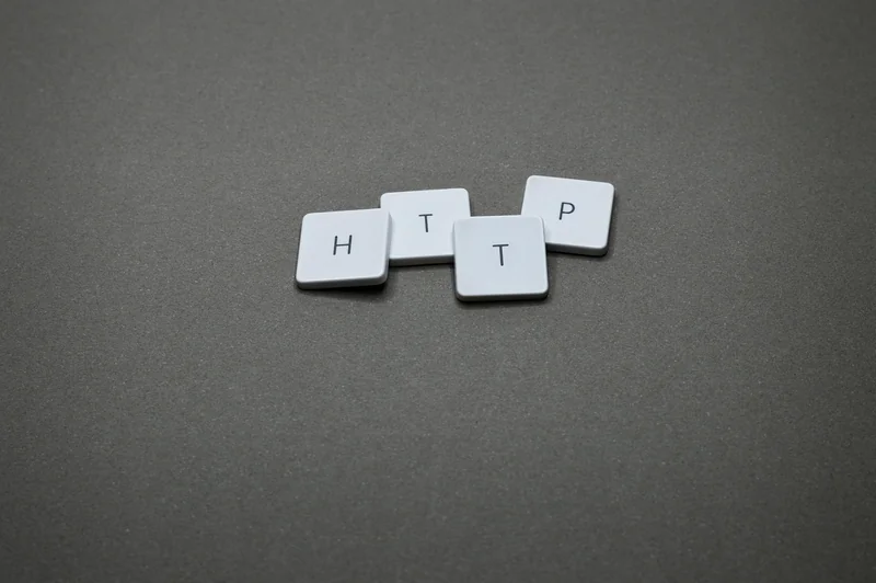 Redirections, en-têtes HTTP et balises canoniques : le champ de bataille SEO